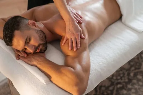 Massage am Rücken